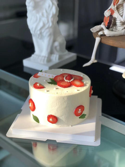 送你一朵小红花，奖励你人生的第一次主动。平平淡淡简单的幸福，新鲜牛奶提取的无添加剂动物奶油，搭配经典草莓夹心，入口即化。冬季里的小确幸 商品图6