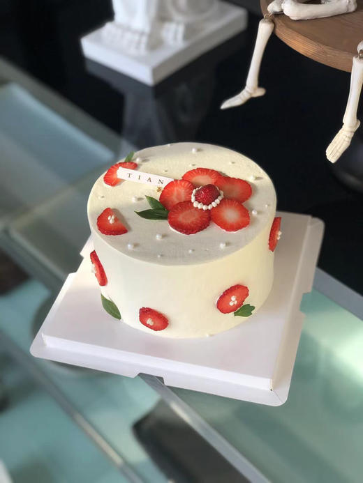 送你一朵小红花，奖励你人生的第一次主动。平平淡淡简单的幸福，新鲜牛奶提取的无添加剂动物奶油，搭配经典草莓夹心，入口即化。冬季里的小确幸 商品图2