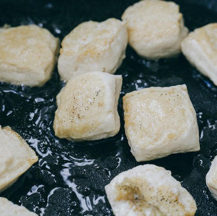 【下单后48小时发货】云南石屏 包浆小豆腐 700g左右*2盒装 爆浆Q弹，清香细嫩 非即食 需熟食 可煎 炸 烤 煮 炒 商品图12