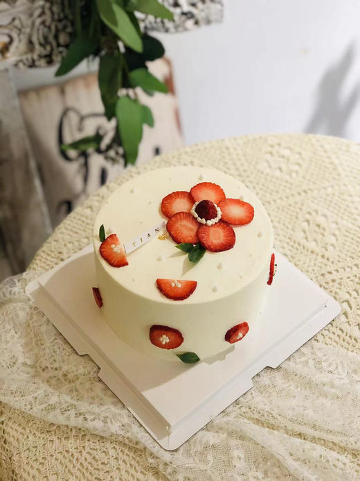 送你一朵小红花，奖励你人生的第一次主动。平平淡淡简单的幸福，新鲜牛奶提取的无添加剂动物奶油，搭配经典草莓夹心，入口即化。冬季里的小确幸 商品图5