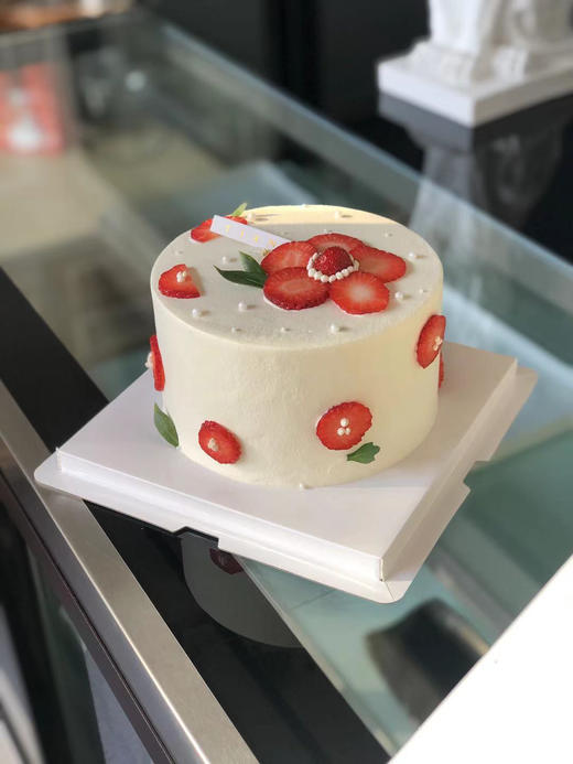 送你一朵小红花，奖励你人生的第一次主动。平平淡淡简单的幸福，新鲜牛奶提取的无添加剂动物奶油，搭配经典草莓夹心，入口即化。冬季里的小确幸 商品图7