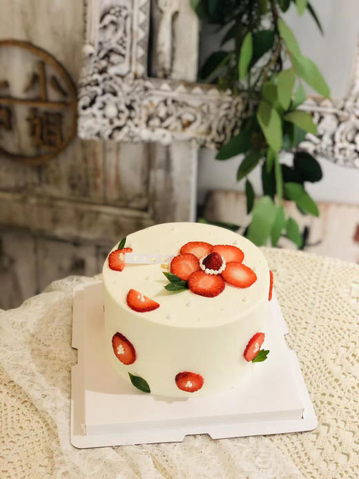 送你一朵小红花，奖励你人生的第一次主动。平平淡淡简单的幸福，新鲜牛奶提取的无添加剂动物奶油，搭配经典草莓夹心，入口即化。冬季里的小确幸 商品图1