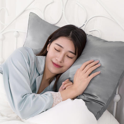 京东京造 真丝枕套 桑蚕丝绸纯色枕头套 单只  48*74cm 灰色 商品图5