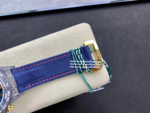 JH新品匠心合一 追梦不止宇宙计时迪通拿系列之碳纤维定制版，【V2版】腕表不仅佩戴轻便，外表坚硬。且每一只腕表都拥有 碳纤花纹 商品图9