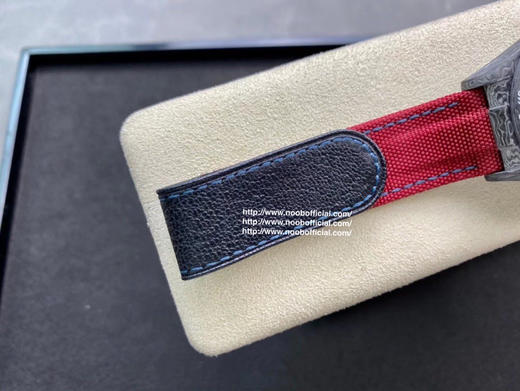 JH新品匠心合一 追梦不止宇宙计时迪通拿系列之碳纤维定制版，【V2版】腕表不仅佩戴轻便，外表坚硬。且每一只腕表都拥有 碳纤花纹 商品图11