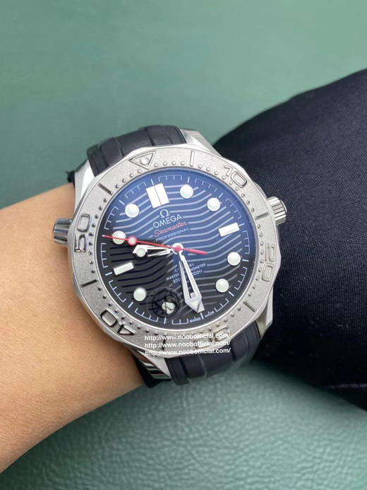 VS全新海马：海马游艇，300米系列潜水腕表致敬蔚蓝之作，圈口浮雕工艺，棒棒糖秒针，陶瓷盘，欧米伽海马游艇！首批预定购买钢带版本还赠送一副原厂胶带扣～[ThumbsUp] 商品图4