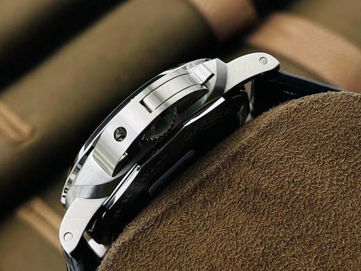 VS沛na海PAM1056，尺寸44mm，男士腕表，皮表带，自动机械机芯，透底。 商品图2