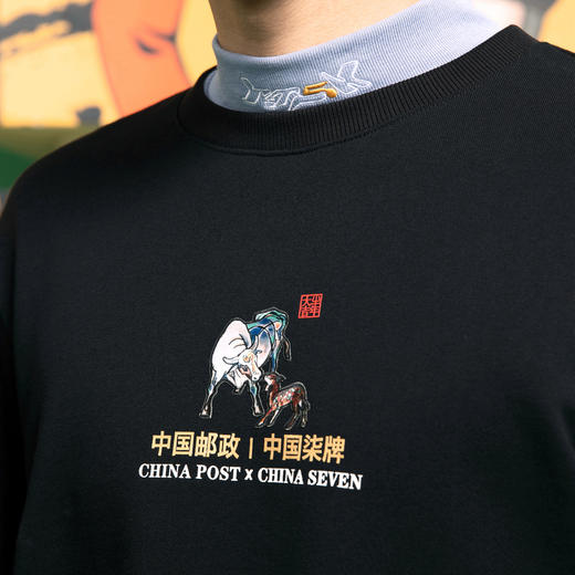 【中国邮政联名款】柒牌男装卫衣国潮圆领刺绣青年长袖套头上衣	121W70060 商品图2