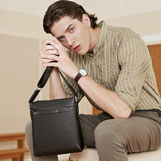 稻草人MEXICAN男士头层牛皮包包 时尚商务男包竖款单肩包男士斜挎包MJX50434M-03930黑色 商品图1