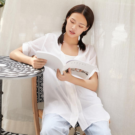 famecoco范可儿短袖上衣女设计感2020夏宽松v领薄款小心机衬衫女F203BA003 商品图0