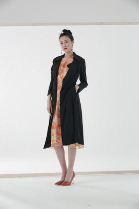 1D6832-黑色风衣-《写实与抽象》-《智慧之光--波斯艺术》