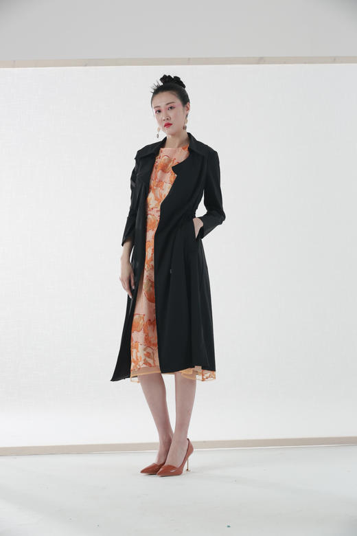 1D6832-黑色风衣-《写实与抽象》-《智慧之光--波斯艺术》 商品图0