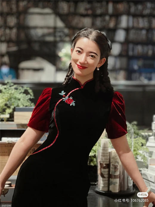 荷言HEYEN 落花如梦 时装周秀场款/明星同款 黑色真丝丝绒撞色红色泡泡袖+丝绒玫瑰盘扣 商品图1