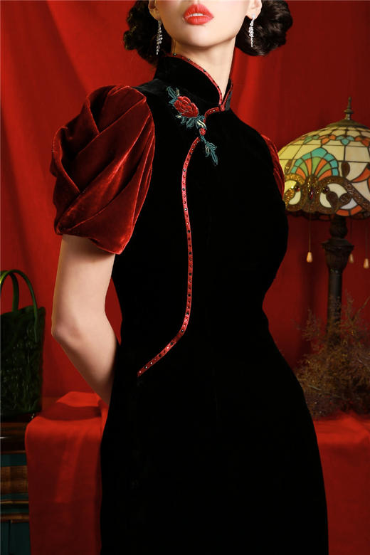荷言HEYEN 落花如梦 时装周秀场款/明星同款 黑色真丝丝绒撞色红色泡泡袖+丝绒玫瑰盘扣 商品图5