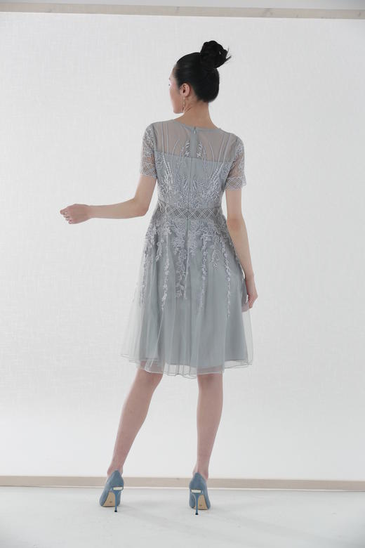 3S5892--相思灰色定位浮雕刺绣连衣裙 商品图2