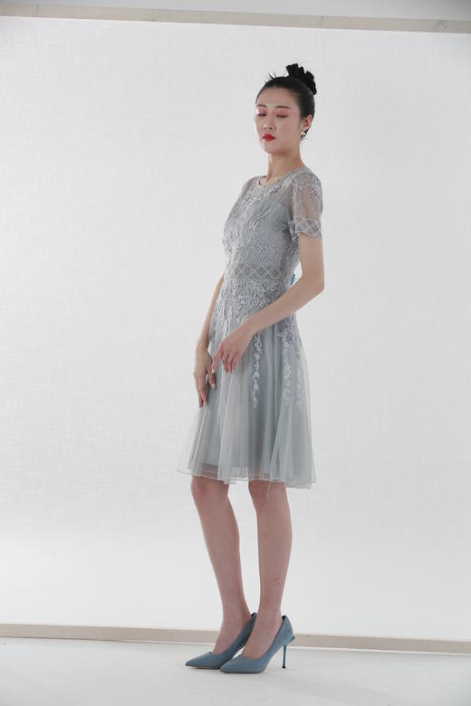 3S5892--相思灰色定位浮雕刺绣连衣裙 商品图1