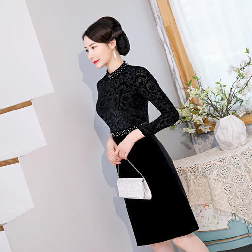 HYX-20-7370拼接改良丝绒大码订珠旗袍 商品图1