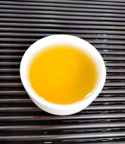 2017年【冰岛春茶200g】自然存放有6年了。汤色金黄，通透 透亮。滋味香高味醇，回甜生津快。口感细腻绵长，苦味极少化的快，回甘持久，越陈越香。 商品图4