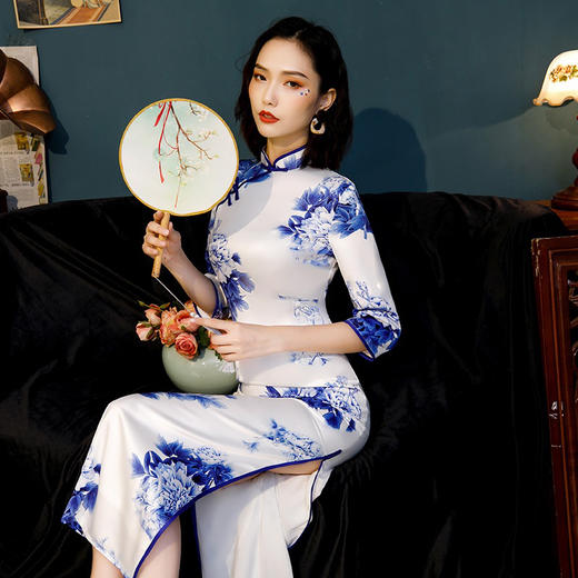 烛骨时尚达人扇子旗袍