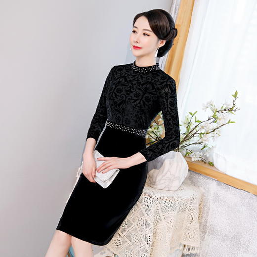 HYX-20-7370拼接改良丝绒大码订珠旗袍 商品图0