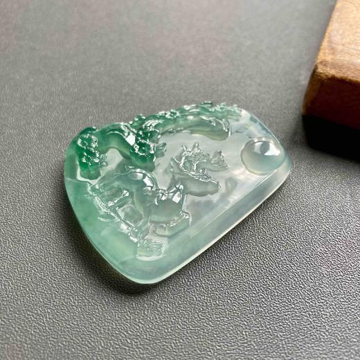冰种绿色巧雕翡翠梅花鹿牌 商品图2