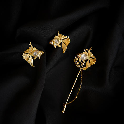 龢盒原创 18k金镶白冰翡翠金鱼胸针 商品图2