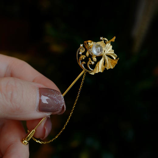 龢盒原创 18k金镶白冰翡翠金鱼胸针 商品图3