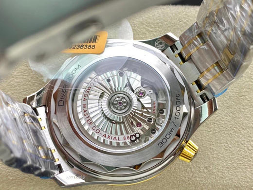 VS欧miga海马300M间金，选对版本很重要。VS版本和z品在12点位外圈口带有贵金属印记：AU750 、狗头标 、天平秤 、欧logo，可以看是否有这个印记区分出是VS/市面版本 商品图13