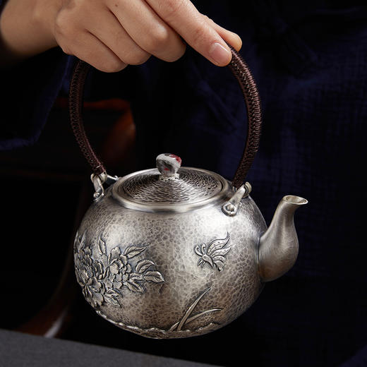 国春银饰丨大富大贵牡丹银壶 手工银壶 425g 附检测证书 预售中，预计付款30天后发货 商品图1