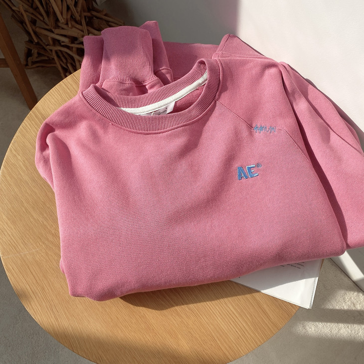 躲不开的时髦心动~~《ae字母圆领套头卫衣》想要穿出舒适休闲慵懒风