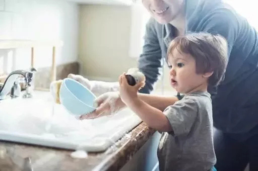 寒假里,如何才能让娃成为家务小能手?(2-12岁小朋友的家务清单)