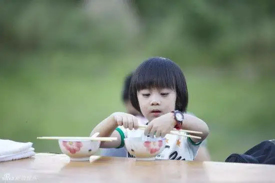 寒假里,如何才能让娃成为家务小能手?(2-12岁小朋友的家务清单)