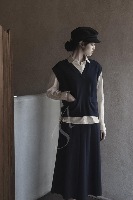 Margaret Howell 烟草色/藏蓝色插袋羊绒背心 商品图7