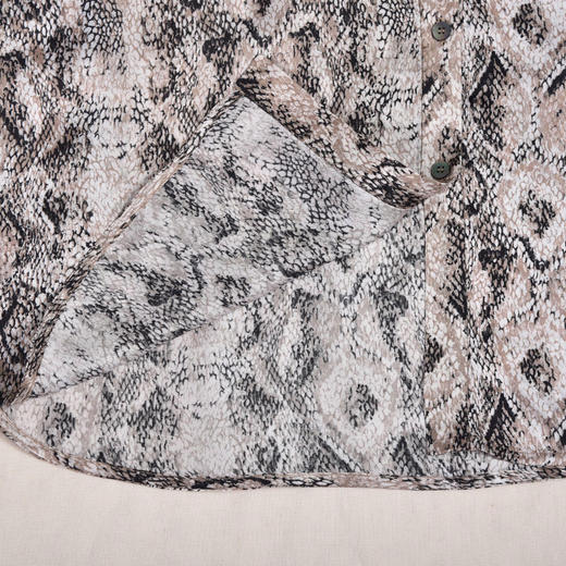 圣三利女装  简约休闲豹纹印花衬衫SL2034153 商品图3