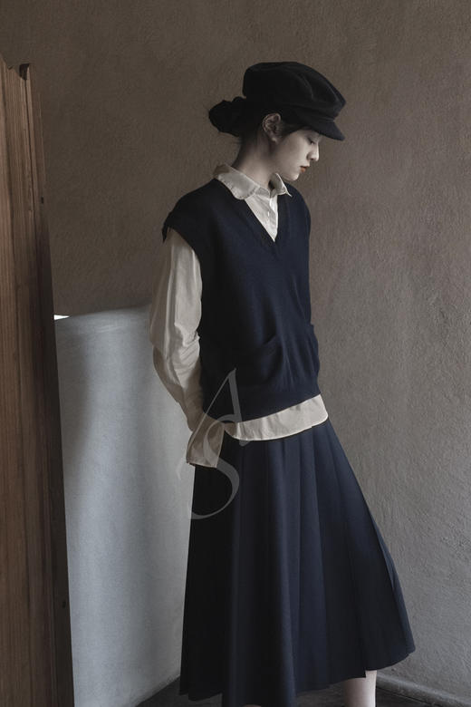 Margaret Howell 烟草色/藏蓝色插袋羊绒背心 商品图8