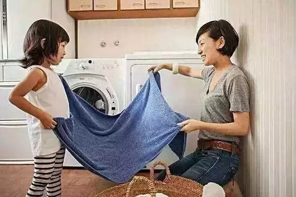 寒假里,如何才能让娃成为家务小能手?(2-12岁小朋友的家务清单)
