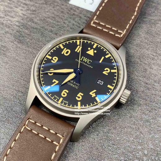 MKS 新品上市【马克系列再添新一成员 复古风格】MKS成名作万国飞行员系列马克18——IW327006腕表，隆重登场。简单商务的设计之下，蕴含一丝浓烈的复古情怀 商品图14