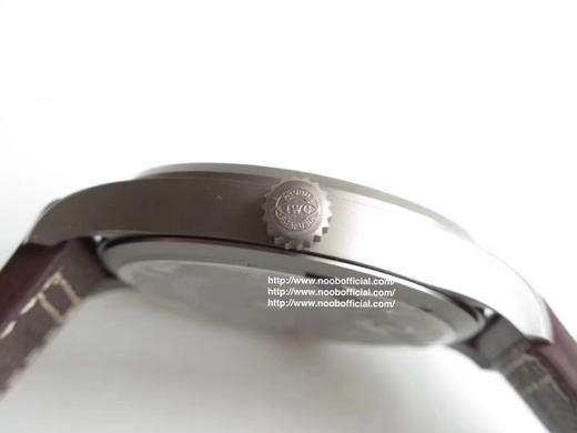 MKS 新品上市【马克系列再添新一成员 复古风格】MKS成名作万国飞行员系列马克18——IW327006腕表，隆重登场。简单商务的设计之下，蕴含一丝浓烈的复古情怀 商品图7