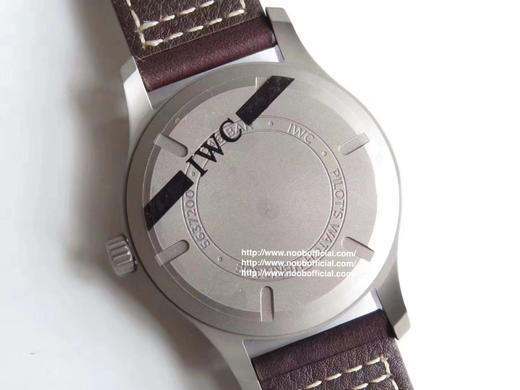 MKS 新品上市【马克系列再添新一成员 复古风格】MKS成名作万国飞行员系列马克18——IW327006腕表，隆重登场。简单商务的设计之下，蕴含一丝浓烈的复古情怀 商品图2