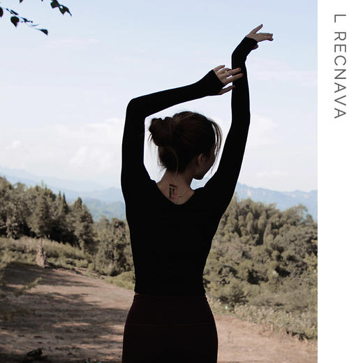 【裸感】V领长袖及臀长度瑜伽上衣女健身速干紧身衣修身运动服 商品图2