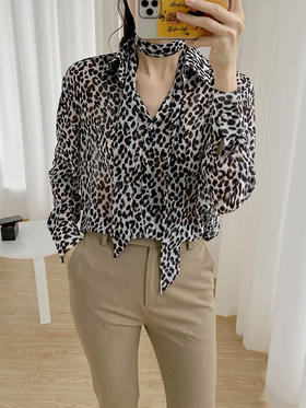 白色豹纹飘带衬衫