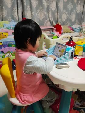 《我妈妈的手提包》：她超喜欢那个电脑，她总喜欢学我努力工作😂