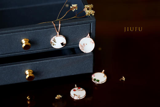 18K玫瑰金和田玉（白玉）镶钻吊坠--春归/小圆牌直径15mm 商品图3