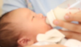 宝宝吃奶扭来扭去？是不舒服吗?