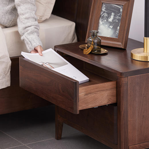 【现代实木风-NJT1302C03床头柜】现代实木/现代简约/卧室/北美黑胡桃/实木床头柜 商品图1