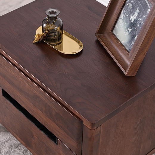 【现代实木风-NJT1302C03床头柜】现代实木/现代简约/卧室/北美黑胡桃/实木床头柜 商品图2
