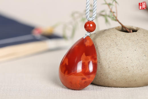 南红随形吊坠 | 明艳柿子红带火焰纹，饱满水滴形，纹路独特，千变莫测 商品图2