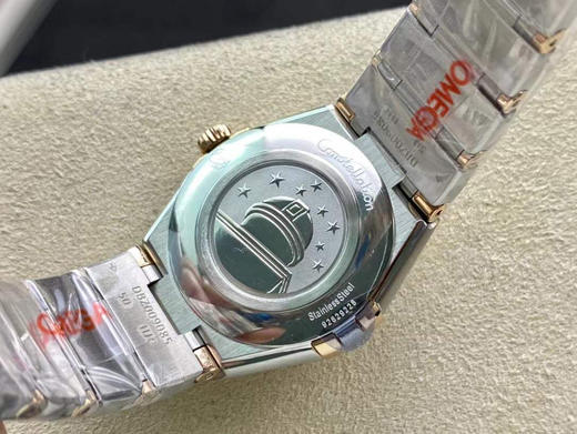 欧米茄 28星座系列“蓝色星空”限量版女士腕表，灵感源自深邃纯净的星空，表盘采用深蓝色砂金石玻璃打造，如同璀璨星空般闪耀。 商品图10