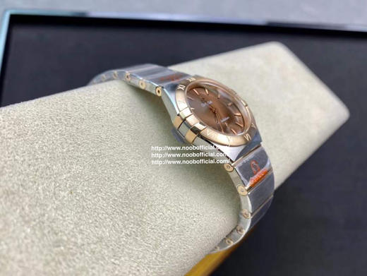 欧米茄 28星座系列“蓝色星空”限量版女士腕表，灵感源自深邃纯净的星空，表盘采用深蓝色砂金石玻璃打造，如同璀璨星空般闪耀。 商品图7