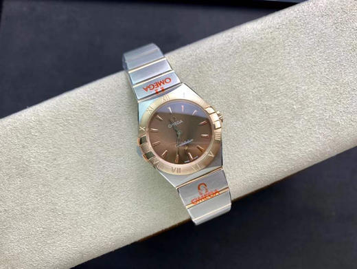 欧米茄 28星座系列“蓝色星空”限量版女士腕表，灵感源自深邃纯净的星空，表盘采用深蓝色砂金石玻璃打造，如同璀璨星空般闪耀。 商品图13